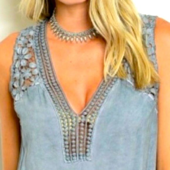 Asymmetric Top With Mini Petals - Picture 3 of 3